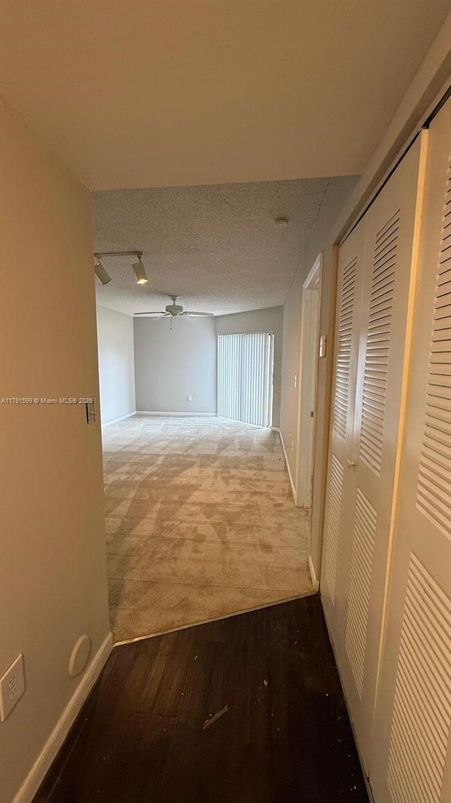 Foto del edificio - 9933 Nob Hill Ln