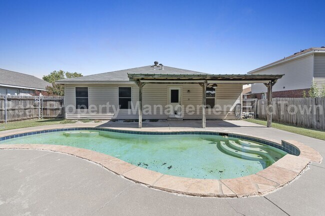 Building Photo - Beautiful 3 - Bedroom Home with pool in Ar...