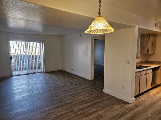Building Photo - Ground-floor Condo 2-bed, 2-bath!