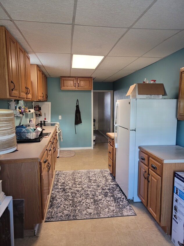 The spacious kitchen - 1253 W Arch St