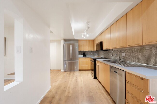 Building Photo - 7270 Hillside Ave