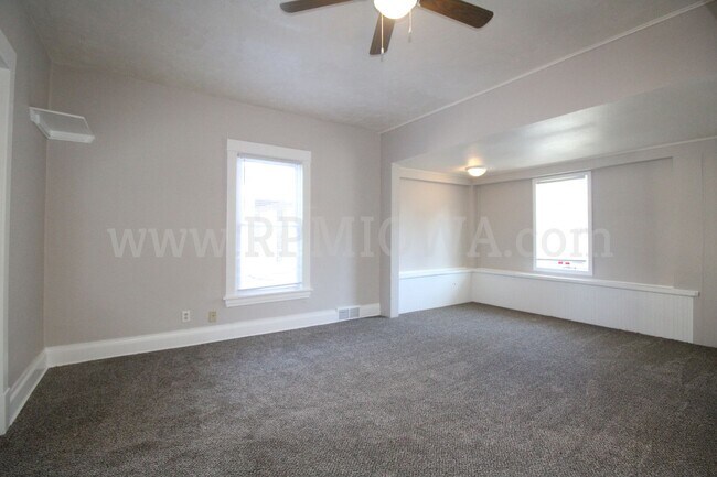 Building Photo - CHARMING!! 3 bedroom, 1.5 Bath Home in Des Moines