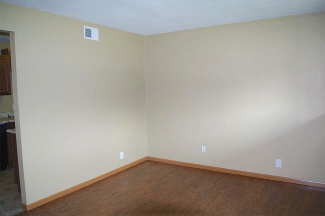 Building Photo - 305 Baltes Dr
