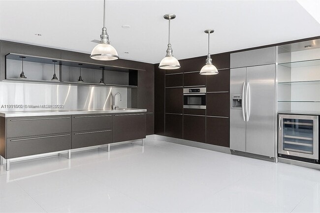 Building Photo - 6000 Collins Ave
