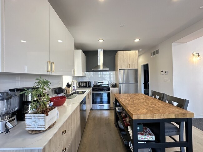 Foto del edificio - 908 N California Ave