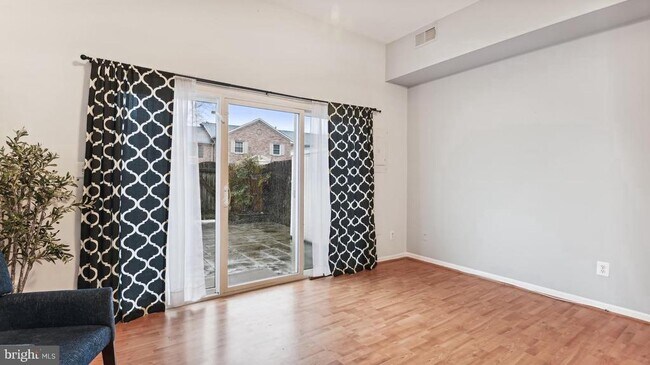 Foto del edificio - 8352 Forrester Blvd