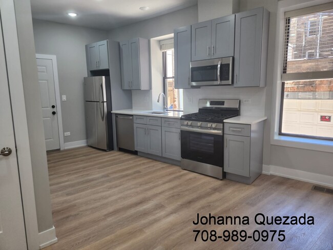Building Photo - 440 W Belden Ave
