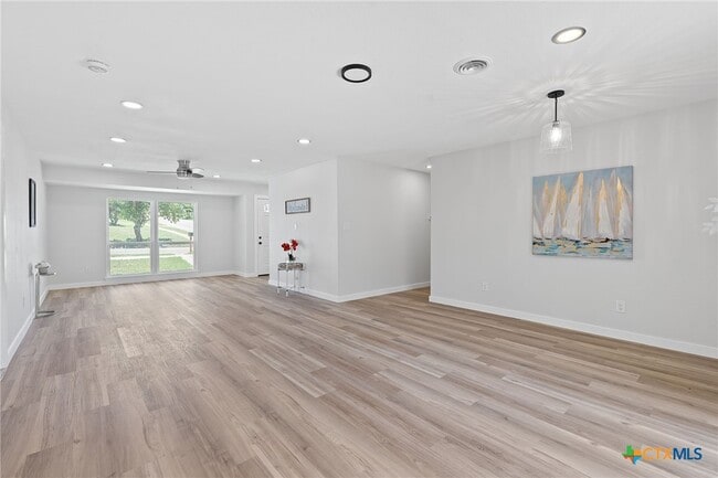 Building Photo - 711 Santa Rosa Dr