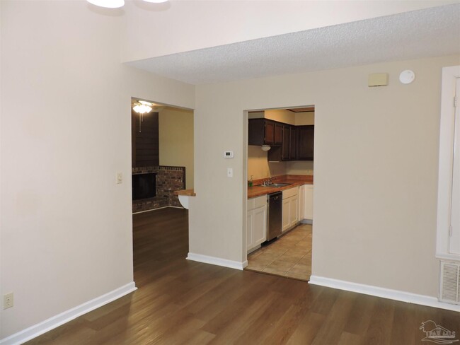 Foto del edificio - 3152 Cedarwood Village Ln