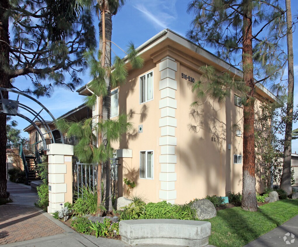 Primary Photo - 516-530 N Citrus St