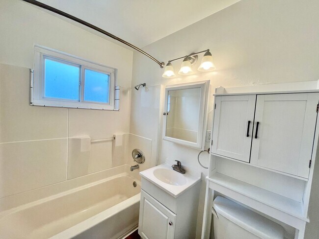 Foto del edificio - 2 Bedroom La Mesa Duplex with Yard, In-Unit Laundry, and Garage!