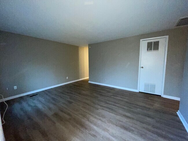 Foto del edificio - 221 Tulip Dr