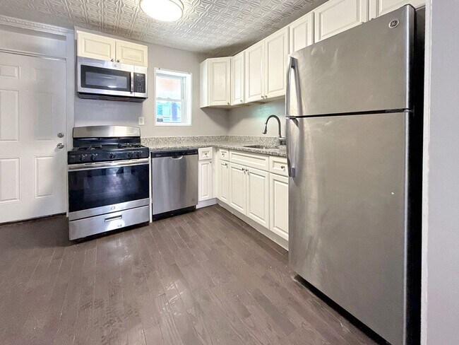 Foto del edificio - Charming Baltimore Rowhome with Private Backyard & Modern Updates