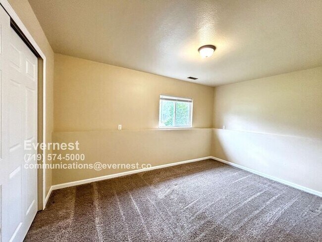 Foto del edificio - Spacious 4-Bedroom Home with Modern Comfor...