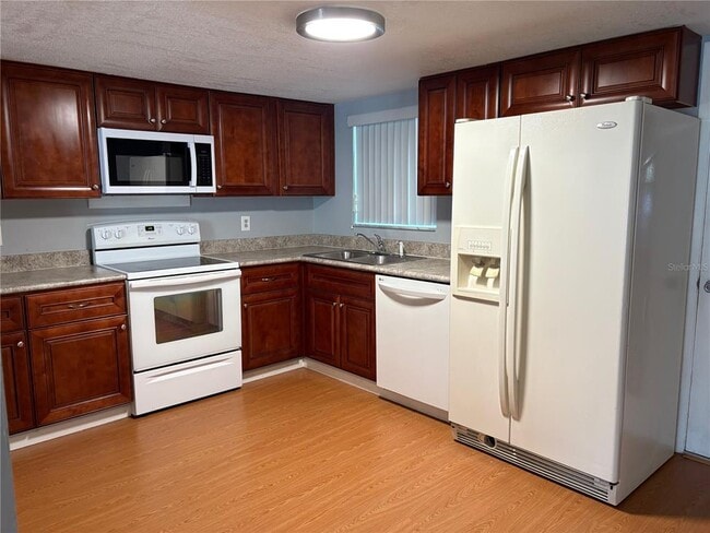 Building Photo - 10317 Lazy Lake Dr