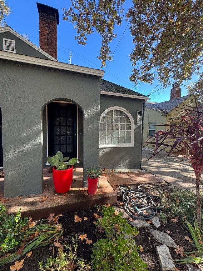 Foto del edificio - 2705 Freeport Blvd