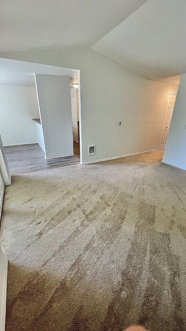 Foto del edificio - Serene Top-Floor Condo in Lake Forest Park...