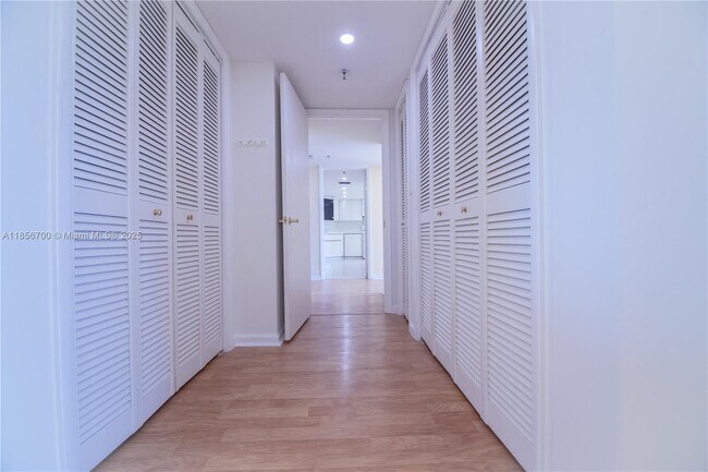 Foto del edificio - 300 Three Islands Boulevard