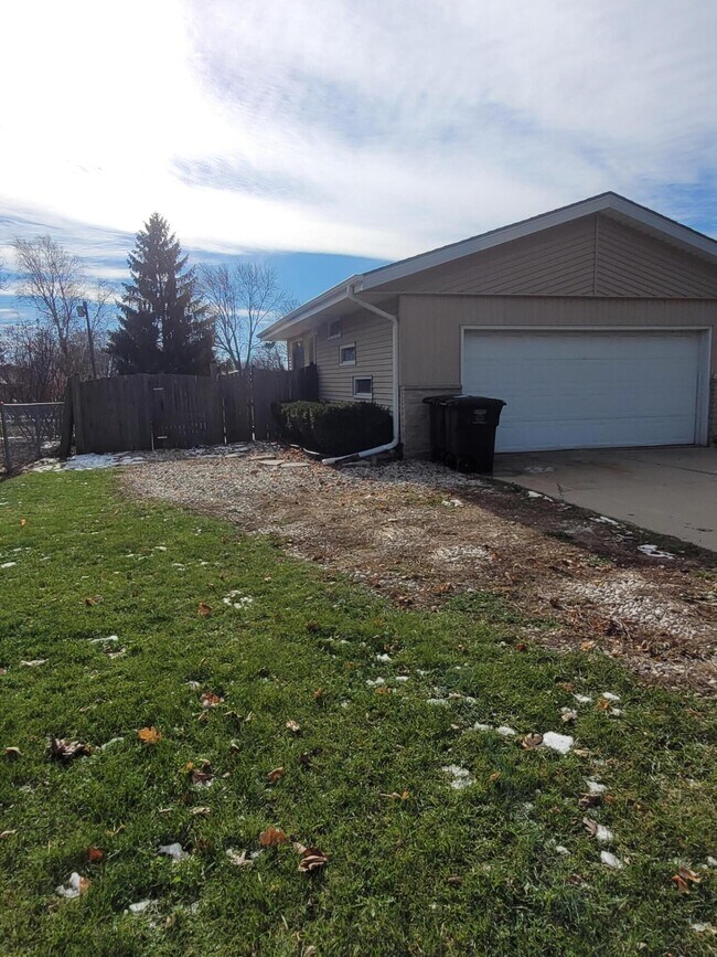 5425 W Cold Spring Rd, Greenfield, WI 53220 House Rental in