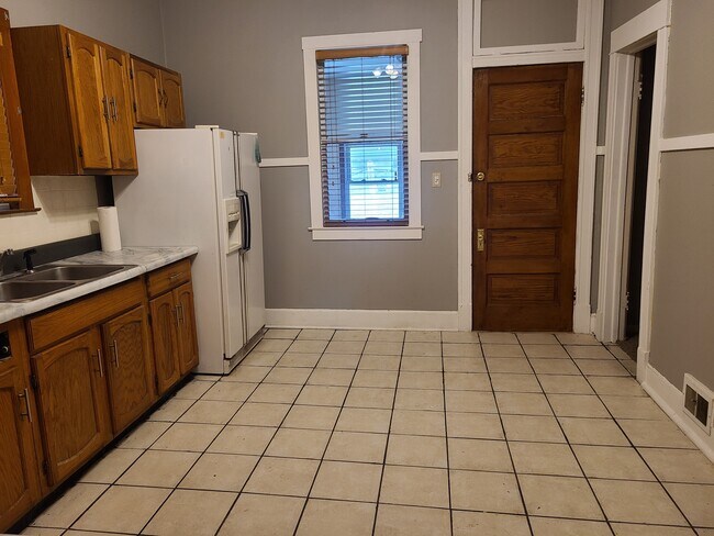 Building Photo - 3720 N Hermitage Ave