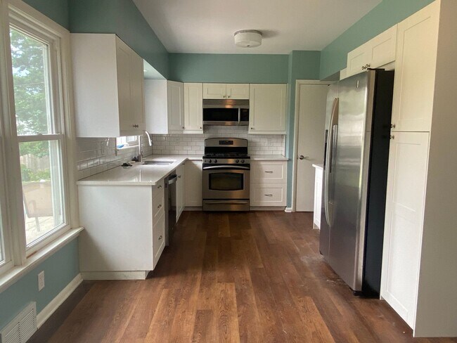 Building Photo - Charming 3BR/ 2 Bath Bettendorf Home