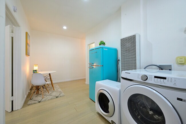 Fully furnished living room with upgraded kitchen, appliances, and laundry machines - 1489 E Colorado Blvd