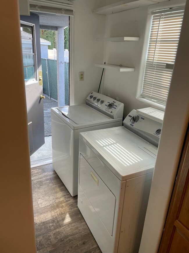 Foto del edificio - 5140 Newcastle Ave