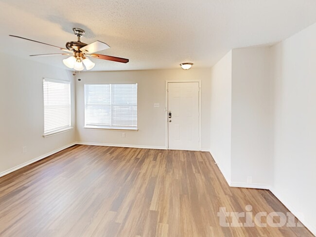 Foto del edificio - 4604 Palm Ridge Dr