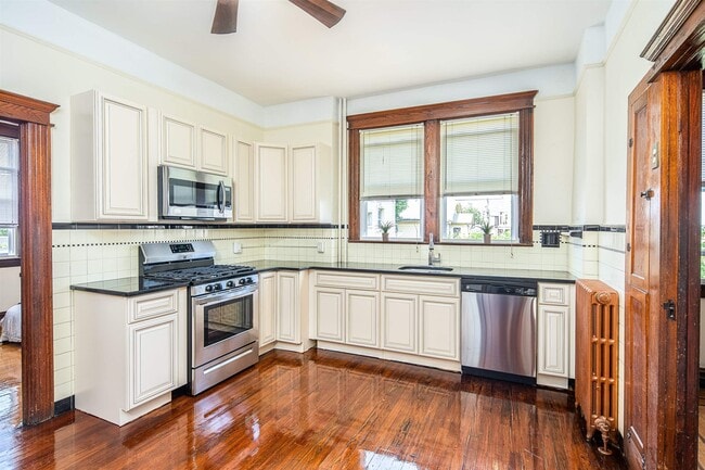 Building Photo - 6415 Bergenwood Ave