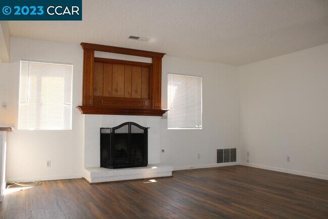 Building Photo - 118 Lotus Ct