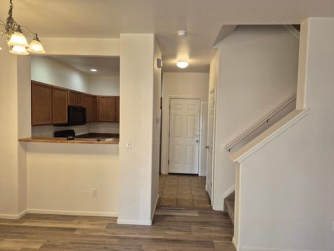 Building Photo - Townhome