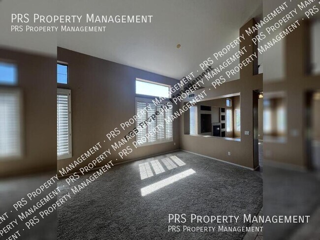 Building Photo - Two story with mountain view features!