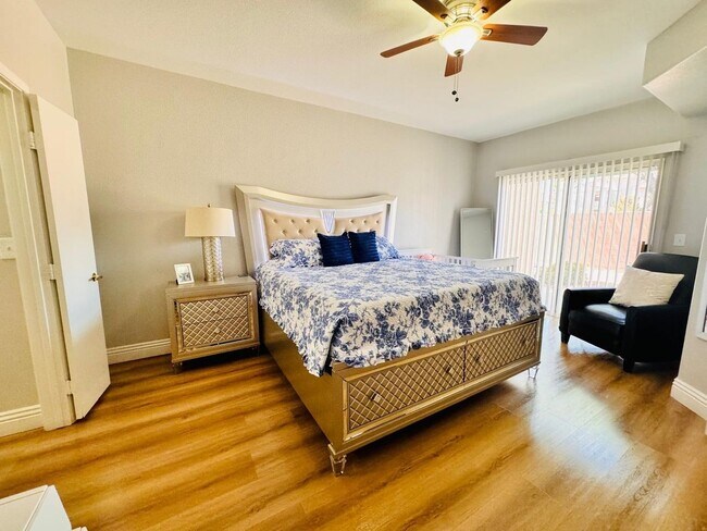 Foto del edificio - Charming 2BR Townhome in Las Vegas