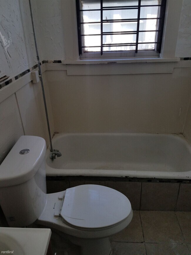 Foto del edificio - 2 br, 1 bath Duplex - 1066 Greenlaw Avenue 2
