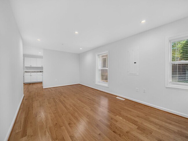 Foto del edificio - Newly Built 4BR/3BA Two-Level Townhome with Parking - Minutes to Navy Yard & Capitol Hill