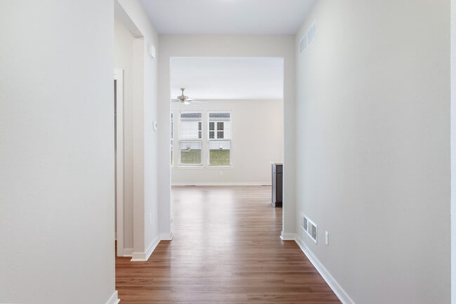 Building Photo - 993 Cascade Cir