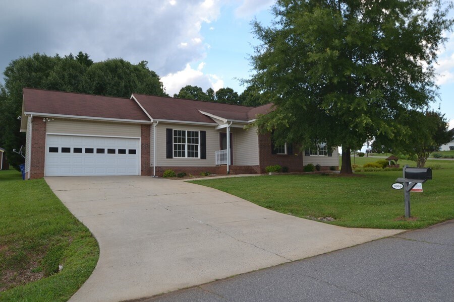 Primary Photo - Available July 10th, 2025! Lovely 3 bed 2 ...