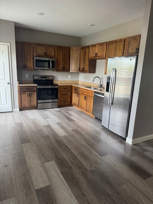 Building Photo - Muddy Springs 8 Plex