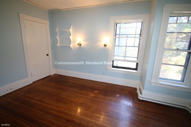 Building Photo - 611 Centre St