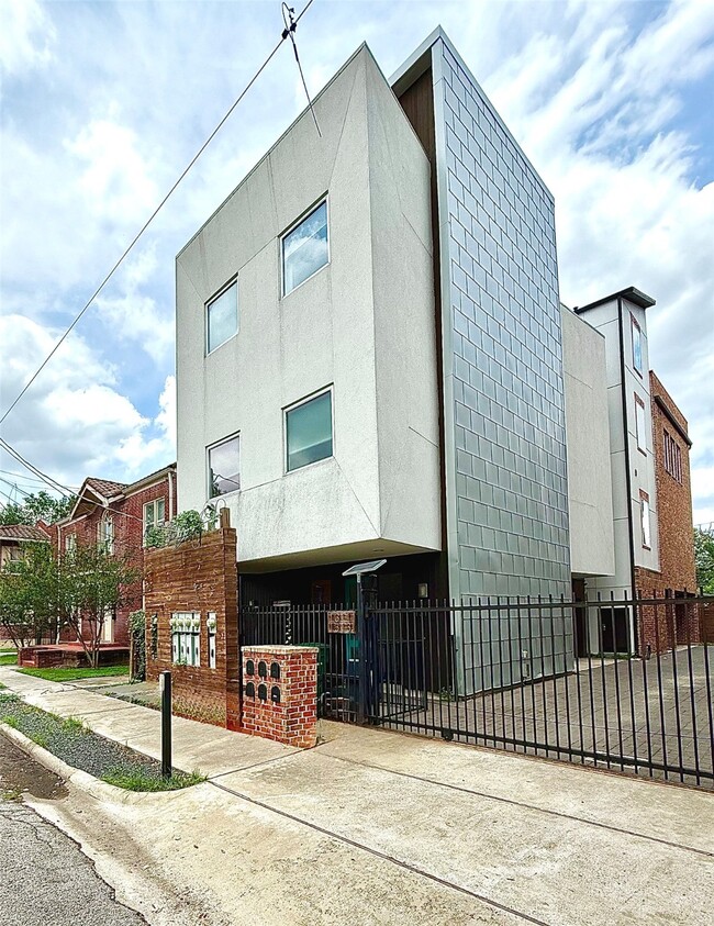 Building Photo - 1311 Isabella St