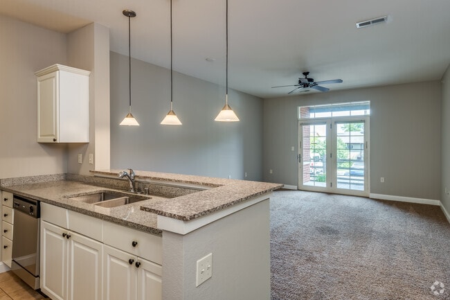 1 BR, 1 BA - 815SF - Delafield Lakes