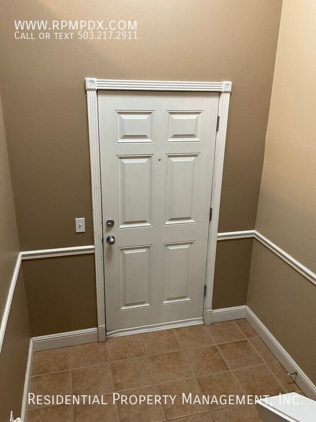 Foto del edificio - Forest Heights Brownstone offering a Short...