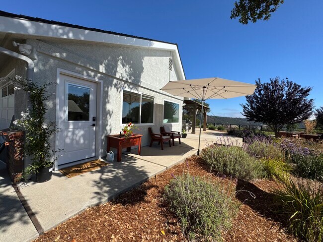 Foto del edificio - 245 Country Hills Ln