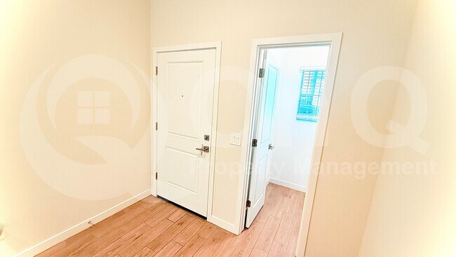 Building Photo - 2821 W Red Fox Rd