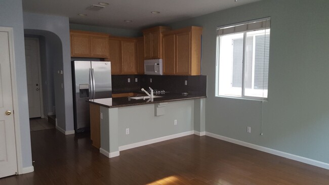 Foto del edificio - Beautiful 2 bed 2.5 bath in Natomas!