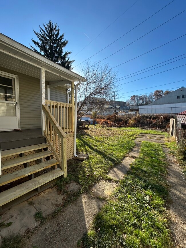 Building Photo - 211 Schaum Ave