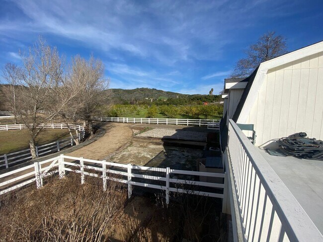 Building Photo - Great horse property in Del Luz!