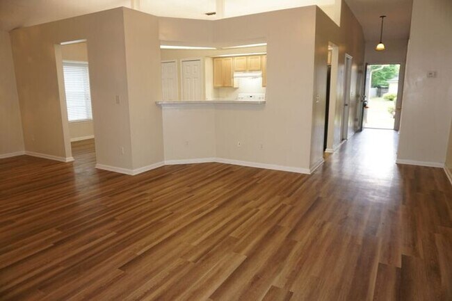 Foto del edificio - 3 Bedroom Home With Garage