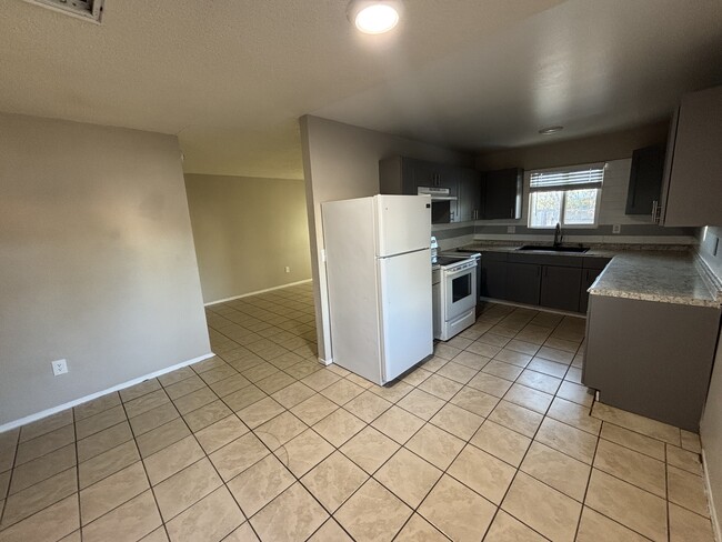 Building Photo - 420 E Navajo Rd