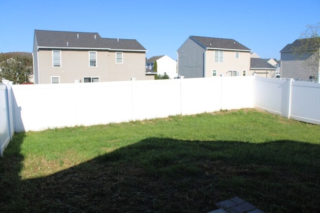 Building Photo - 415 Fisher Dr